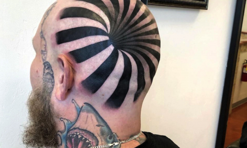 Il tatuaggio crea unillusione ottica: sembra che abbia un buco in testa