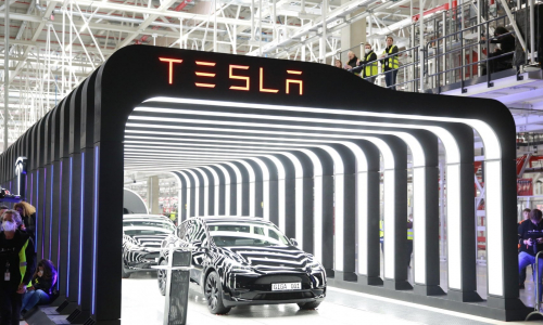 Tesla apre la fabbrica di auto elettriche più grande dEuropa