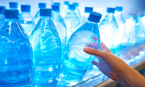 L’acqua in bottiglia può scadere?