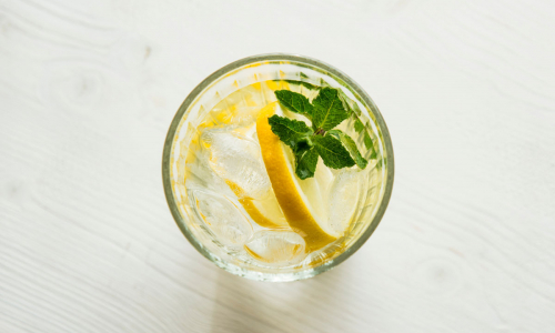 Bere acqua e limone fa veramente bene o è un falso mito?