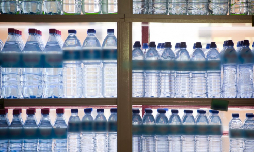 Perché manca l’acqua gassata nei supermercati e cosa sta succedendo