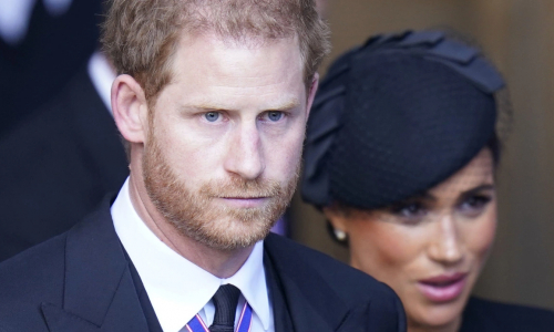 Meghan Markle separata da Harry ai funerali della Regina: lui non si ribella