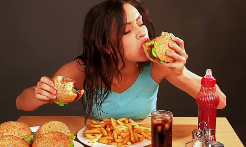Non è vero che mangiare meno la sera aiuta a dimagrire