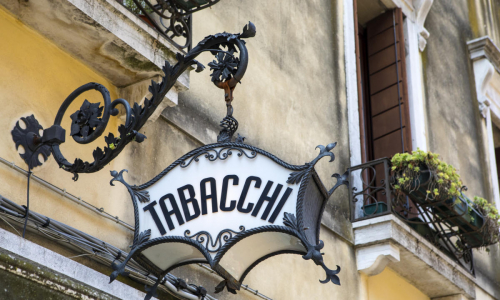 Ladispoli, reddito cittadinanza per prendere Gratta e Vinci e sigarette: tabaccaio rifiuta