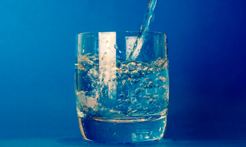 Cosa accade al corpo se bevi poca acqua