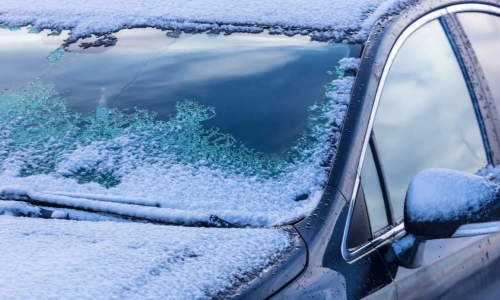 Parabrezza dell’auto ghiacciato: non fare mai questo gesto