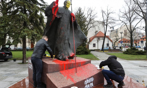 Imbrattato il monumento a Papa Wojtyla in Polonia a 18 anni dalla morte: avrebbe coperto preti pedofili