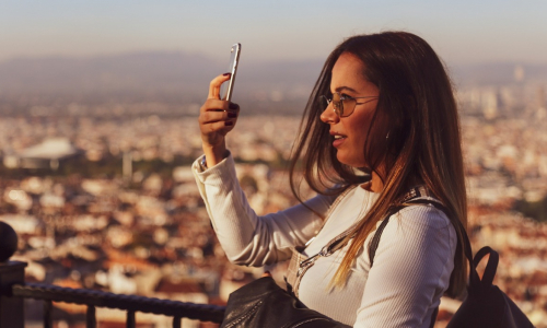 Selfie al sole con lo smartphone, l’allarme degli oculisti: “Si rischiano danni permanenti”