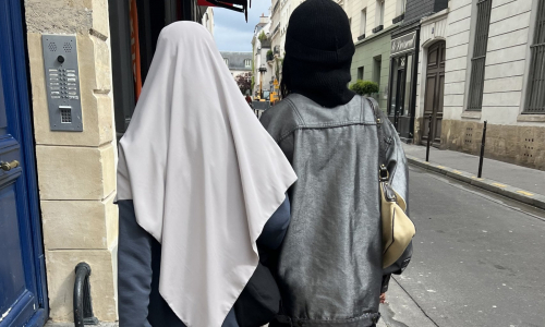 Dopo il velo adesso la Francia vieta alle studentesse di indossare labaya nelle scuole