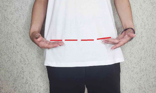 Come accorciare una maglietta troppo lunga in 2 minuti: procurati delle forbici
