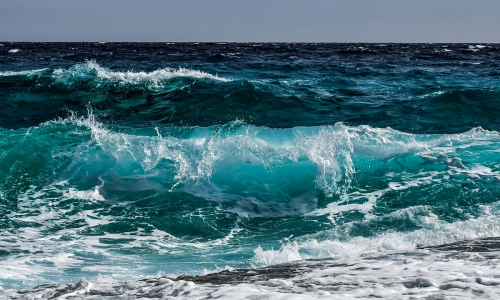 Sedici ore in balia delle onde: surfista si salva solo grazie alla forza di volontà